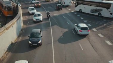 Budapeşte, Macaristan - 19 Mayıs 2019: Otobanda yavaş hareket eden trafik izleme sistemi, taşıma makinelerinin gelecekteki otonom otomobil kontrol teknolojisinin üzerinde, düşük hızlı kentsel bir hızla ilerliyor