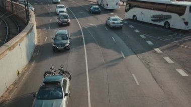 Budapeşte, Macaristan - 19 Mayıs 2019: Otoyoldaki karayolu trafik izleme sisteminde otomobiller, gelecekteki otonom şehir otomotiv kontrol teknolojisinin üzerinde kentsel hız kazanıyor