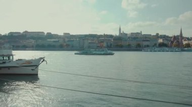 Budapeşte, Macaristan - 19 Mayıs 2019: Muhteşem manzara nehir mimarisi trafik zamanı Avrupa şehir ışıkları bazilika hungary şehir manzarası gökyüzü turizm turizm zinciri köprüsü günü