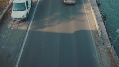 Budapeşte, Macaristan - 19 Mayıs 2019: Otoyol trafik gözetim sistemindeki en iyi arabaların yavaş çekim görüntüsü, gelecekteki otonom otomobil kontrol teknolojisinin üzerindeki karayolu kentlerinde