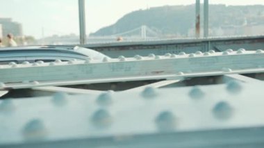 Budapeşte, Macaristan - 19 Mayıs 2019: Otoyol trafiği gözetleme sistemindeki en iyi arabalara bakın.