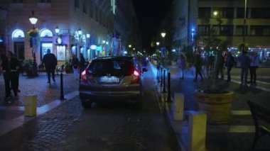 Budapeşte, Macaristan - 19 Mayıs 2019: Sihirli gece kenti insanlarının fotoğrafı sokak manzaralı mimari şehir manzaralı turizm gezisi yavaş çekim yakın çekim