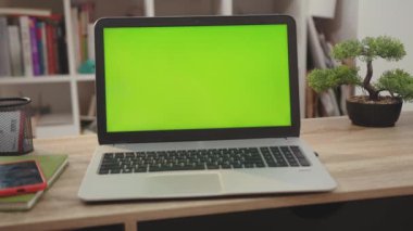 NEW YORK - 5 Nisan 2019: Laptop bilgisayarını yeşil ekran krom anahtarıyla kapat İnternet iş yeri teknolojisi çalışma masası bağlantı klavyesi pc aygıtını yavaş çekim kullanarak kapat