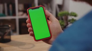 NEW YORK - 5 Nisan 2019: Erkek elleri yeşil ekran kaydırmalı akıllı telefonunu kullanıyor iş aletleri haberleşme görüntüleme teknolojisi dokunmatik cihazı internet cep telefonu kroması taşıyor