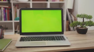 NEW YORK - 5 Nisan 2019: Laptop bilgisayarını yeşil ekran krom anahtarıyla kapat İnternet iş yeri teknolojisi çalışma masası bağlantı klavyesi pc aygıtını yavaş çekim kullanarak kapat