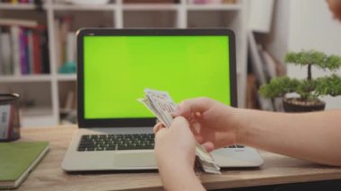 NEW YORK - 5 Nisan 2019: Eller yukarı, eller yukarı, dizüstü bilgisayar, yeşil ekran, anahtar, internet, ofis teknolojisi, masa, masa, klavye, bilgisayar, yavaş çekim.