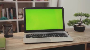 NEW YORK - 5 Nisan 2019: Tablet dizüstü bilgisayarda yeşil ekran krom anahtar görüntüleme internet ofis teknolojisi masa bağlantısı klavye pc aygıtı ile yavaş çekim