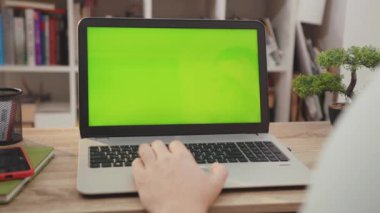 NEW YORK - 5 Nisan 2019: Eller yukarı, eller yukarı, dizüstü bilgisayar, yeşil ekran, anahtar, internet, ofis teknolojisi, masa, masa, klavye, bilgisayar, yavaş çekim.