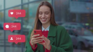 Portre gülümseyen genç kadın, yorum yapan takipçi sayacı gibi sosyal medya simgelerini kullanıyor. Hızlıca blog yazarı, yetişkin iletişim interneti blogu, yavaş çekim moda portresi.