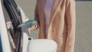 Yavaş çekimde çalışan kadın cep telefonuyla yiyecek satın alıyor, para kazanıyor, bankacılık, elektronik terminal bağlantısı, müşteri bağları, finansal açıdan modern.