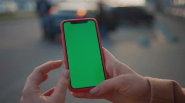 NEW YORK - 19 Mayıs 2019: Meşgul sokak arkaplan kaydırma sayfaları üzerinde yeşil ekranlı telefonu tutan kadın elleri İnternet teknolojisi akıllı telefon kroma anahtar mesaj portresi yavaş