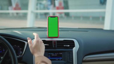 NEW YORK - 19 Mayıs 2019: Eller kadın araba kullanır dikey yeşil ekran ulaşım dokunmatik ekran boş internet mobil iletişim akıllı telefon mesajı görüntüleme teknolojisi iş dünyası