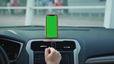 NEW YORK - 19 Mayıs 2019: Eller kadın araba kullanır dikey yeşil ekran ulaşım dokunmatik ekran boş internet mobil iletişim akıllı telefon mesajı görüntüleme teknolojisi iş dünyası