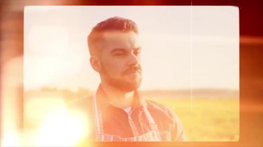 Çekici genç çiftçi elinde organik sebzelerle bir kutu tutuyor. Güneş ışığı tarım çiftliği retro portresine bakın. Tarla hasat bahçesi beslenmesi organik, açık hava, yavaş çekim.