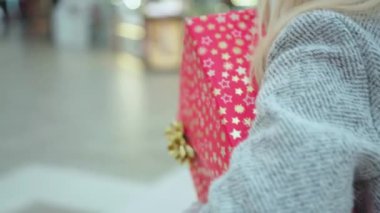 Kapatın ellerinizi genç bayan. Noel hediyelerini tutun. Sihirli mağaza kızı.