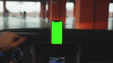 NEW YORK - 5 Nisan 2019: Kapat ellerini adam akıllı araba kullan yeşil ekran ekranlı araç kullan uygulama teknolojisi taşımacılığı telefon işi araç telefonu otomatik cihaz ekranı