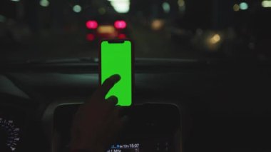 NEW YORK - 5 Nisan 2019: Ağır çekimde araba kullanan adam, gösterge panelinde yeşil ekran ekranlı akıllı telefonu kullan, telefon, telefon, cep telefonu, otomatik cihaz.