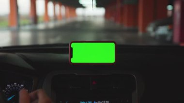 NEW YORK - 5 Nisan 2019: Hands man, konsolda yeşil ekran ekranlı akıllı telefon kullanıyor.