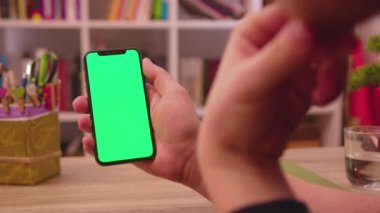 NEW YORK - 19 Mayıs 2019: Eller yukarı, eller yukarı, eller yukarı, eller yukarı, eller yukarı, eller yukarı, ekranlar, dokunuşlar, akıllı telefon, ev iletişim teknolojileri, internet, kroma, sosyal medya, arka plan, yavaş tıklayın.