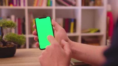 NEW YORK - 19 Mayıs 2019: Eller yukarı, eller yukarı, eller yukarı, eller yukarı, eller yukarı, eller yukarı, ekranlar, dokunuşlar, akıllı telefon, ev iletişim teknolojileri, internet, kroma, sosyal medya, arka plan, yavaş tıklayın.