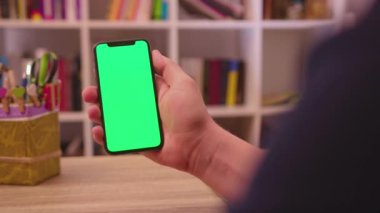 NEW YORK - 19 Mayıs 2019: Ev iletişim teknolojisi iş dünyası internet Chroma sosyal medya arka planda dikey yeşil ekran kullanımı ile dijital akıllı telefon