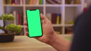 NEW YORK - 19 Mayıs 2019: Eller yukarı, eller yukarı, eller yukarı, eller yukarı, eller yukarı, eller yukarı, ekranlar, dokunuşlar, akıllı telefon, ev iletişim teknolojileri, internet, kroma, sosyal medya, arka plan, yavaş tıklayın.