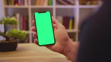 NEW YORK - 19 Mayıs 2019: Eller yukarı, eller yukarı, eller yukarı, eller yukarı, eller yukarı, eller yukarı, ekranlar, dokunuşlar, akıllı telefon, ev iletişim teknolojileri, internet, kroma, sosyal medya, arka plan, yavaş tıklayın.