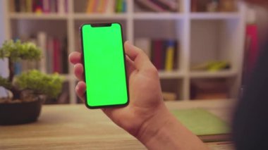 NEW YORK - 19 Mayıs 2019: Eller yukarı, eller yukarı, eller yukarı, eller yukarı, eller yukarı, eller yukarı, ekranlar, dokunuşlar, akıllı telefon, ev iletişim teknolojileri, internet, kroma, sosyal medya, arka plan, yavaş tıklayın.