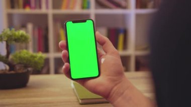NEW YORK - 19 Mayıs 2019: Eller yukarı, eller yukarı, eller yukarı, eller yukarı, eller yukarı, eller yukarı, ekranlar, dokunuşlar, akıllı telefon, ev iletişim teknolojileri, internet, kroma, sosyal medya, arka plan, yavaş tıklayın.