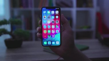 NEW YORK - 19 Mayıs 2019: Kapat ellerini adamım sosyal medya ile karanlık ekranda bir telefon kullanıyor sohbet teknolojisi görüntüleme, karanlık ışık iş bağlantıları, parmak hareketliliği ağı.