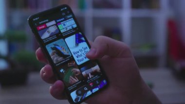 NEW YORK - 19 Mayıs 2019: Kapanış adamı telefon dokunuşlu kaydırma ekranı kullanır ve ilham verici resimler ile sohbet teknolojisi görüntülerini oluşturur.