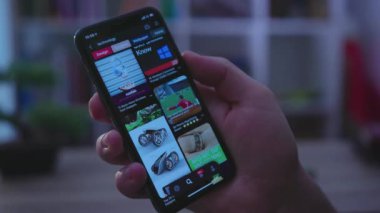 NEW YORK - 19 Mayıs 2019: Ağır çekimde çalışan adam telefon dokunuşlu kaydırma ekranı kullanıyor ve ilham verici görüntüler sohbet teknolojisi haberleşmesi, karanlık ışık bağlantısı cihazı parmağı kullanıyor