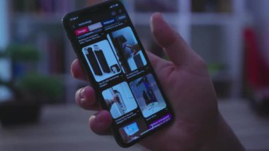 NEW YORK - 19 Mayıs 2019: Genç adam telefon dokunuşu ekranı ile ilham verici görüntüler kullanarak sohbet teknolojisi iletişimi, karanlık ışık bağlantısı, parmak hareketi gibi cihazlar kullanıyor