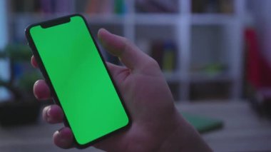 NEW YORK - 19 Mayıs 2019: Eller yukarı, eller yukarı, eller yukarı, eller yukarı, ekranlar yukarı, dokunuş, dijital akıllı telefon, gece, iletişim teknolojisi, internet, kroma, sosyal medya