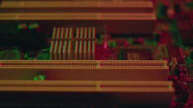 NEW YORK - 19 Mayıs 2019: Bir bilgisayarın renkli ışık makro elektronik bölümünde dizüstü bilgisayarın küçük parçalarını parçalarına ayırın küçük devre işlemcileri metal teknolojisi mühendisliği