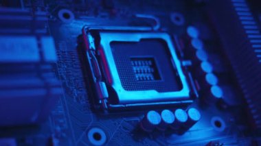 NEW YORK - 19 Mayıs 2019: Bilgisayarın elektronik bölümünün ayrıntılarını kapat dizüstü bilgisayarın parçalarını parçalarına ayır bilgisayar parçalarını incele mikroişlemci metal teknolojisi mühendisliği teknisyenlerini kapat