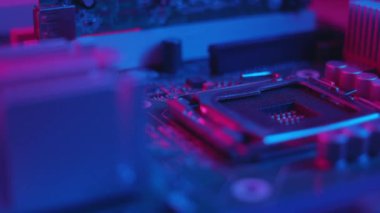 NEW YORK - 19 Mayıs 2019: Bir bilgisayarın makro elektroniği dizüstü bilgisayarın parçalarını parçalara ayırıyor bilgisayar parçaları endüstrisi mikroişlemcileri metal teknolojisi mühendisliği teknolojisi yavaş çekim tekniklerini kapatıyor