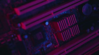 NEW YORK - 19 Mayıs 2019: Bilgisayarın karanlık makro elektronik bölümünü kapatın dizüstü bilgisayarın küçük parçalarını birleştirin küçük devre işlemcileri, metal teknolojisi mühendisliği