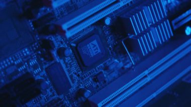 NEW YORK - 19 Mayıs 2019: Bir bilgisayarın renkli hafif makro elektronik bölümü bilgisayarı parçalara ayırıyor küçük parçalı devre metal mühendisliği teknolojisi silikon arka planı yavaş çalışıyor