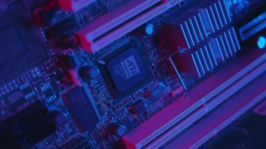 NEW YORK - 19 Mayıs 2019: Renkli hafif makro elektronik bir bilgisayarla çekilen bilgisayar, küçük devre metal teknolojisi mühendislik teknolojisi silikonu ile ilgili bilgiyi parçalara ayırıyor