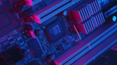 NEW YORK - 19 Mayıs 2019: Bir bilgisayarın mavi ve kırmızı ışık makro elektronik parçası bilgisayarı parçalara ayırıyor küçük parçalı devre metal mühendisliği teknolojisi silikon arka planı ile bilgi veriyor