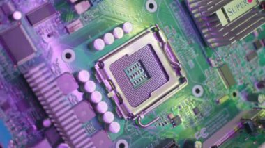 NEW YORK - 19 Mayıs 2019: Bir bilgisayarın makro elektronik parçası dizüstü bilgisayarın parçalarını parçalara ayırıyor küçük devre metal mühendisliği teknolojisi silikonu yavaş çekim arka planı