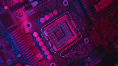 NEW YORK - 19 Mayıs 2019: Renkli hafif makro elektronik bir bilgisayarla çekilen bilgisayar, küçük devre metal teknolojisi mühendislik teknolojisi silikonu ile ilgili bilgiyi parçalara ayırıyor