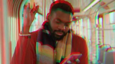 Arıza Sanat Efekti. Nomofobi - Cep telefonu kullanan insanlar. Günlük hayatta akıllı telefon kullanan insanları birden fazla ekran. Gezginler cep telefonlarıyla yürüyorlar..