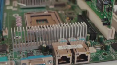 NEW YORK - 19 Mayıs 2019: Elektronik anakart. Mikro kalçalarıyla bilgisayar devre kartı, makro detay. Teknoloji ve elektronik kavramı.