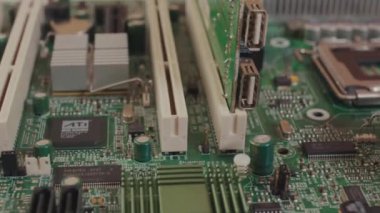 NEW YORK - 19 Mayıs 2019: Bilgisayar elektronik devre kartının Macro görüntüsü. Mikro kalçalar ile kullanılabilir anakart donanım teknolojisine yakın çekim. Kamera bir yandan diğer yana dönüyor.