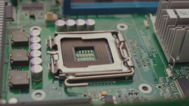 Bilgisayar iç yapıları. Elektronik detaylar. Yeşil devre çip ana kartına yakın çekim yap ve parçaları görünür olsun..