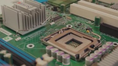 NEW YORK - 19 Mayıs 2019: Yakın plan teknoloji devre kartı. Elektronik bilgisayar ana kartının parçaları ve çipleri birleştiren makro görüntüleri. Bilgisayar ayrıntıları.