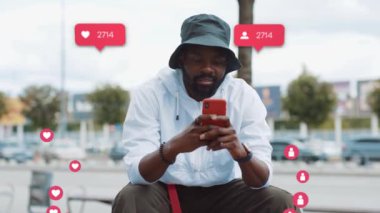 NEW YORK - 19 Şubat 2020: Smartphone 'da Stil Görünüm Kontrol Haberleri' nde Çekici Afro-Amerikan Gülümseyen Adam Portresi. Vlogger Influencer. Kullanıcı Arayüzü ile Animasyon - Seviyor, Takipçiler