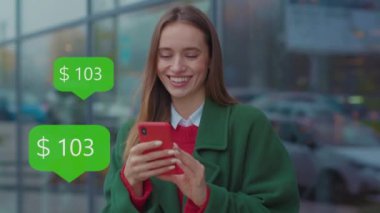 Çevrimiçi Aktarmalı Uygulama Simgesi. Smartphone 'daki finansal işlemler. Parayı Artırma ile ilgili bir mesaj al. Gülümseyen Genç Kadın Şehir Merkezi 'nde Noel Zamanı Mutlu İnternet' te Telefon Kullanıyor.